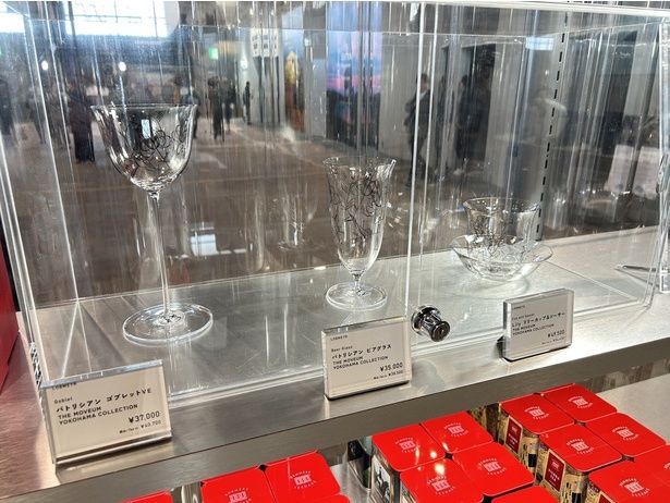 左から順にパトリシアン ゴブレットVE(4万700円)、パトリシアン ビアグラス(3万8500円)、Lily リリーカップ＆ソーサー(5万4450円)