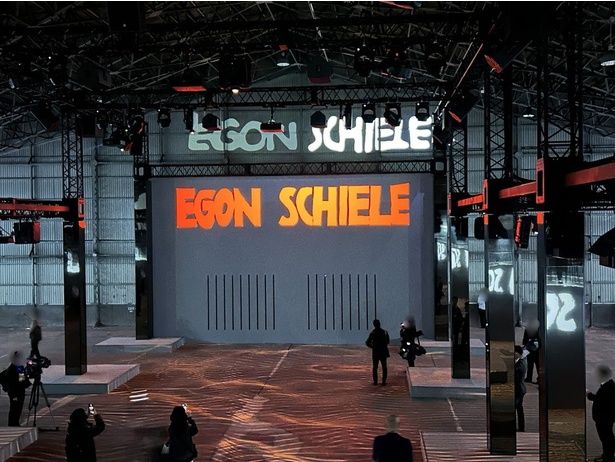 クリムトの影響を受けながらも、独自の緊張と孤独をたたえたエゴン・シーレの濃密な色彩と荒々しいタッチの世界もイマーシブ作品に