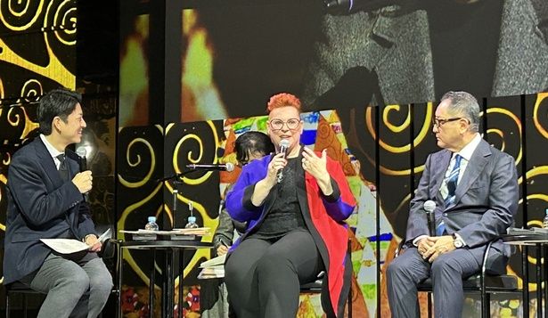 駐日オーストリア大使のシグリッド・ベルカさん(中央)