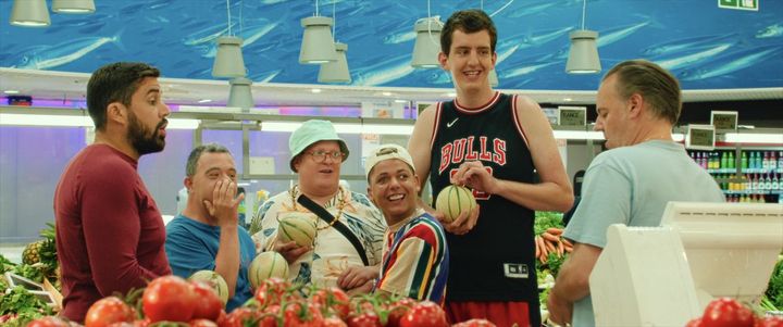 映画『サムシング・エクストラ！ やさしい泥棒のゆかいな逃避行』場面写真 （C） 2024 CINE NOMINE ‐ M6 FILMS ‐ AUVERGNE‐RHONE-ALPES CINEMA ‐ SAME PLAYER‐ KABO FILMS ‐ ECHO STUDIO ‐ BNP PARIBAS PICTURES ‐ IMPACT FILM width=