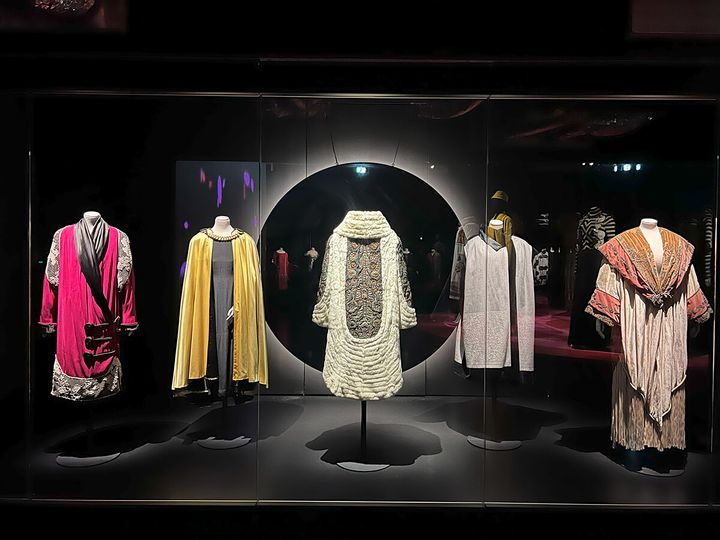 アールヌーボーからアールデコ期、時代を駆け抜けたクチュリエ『ポール・ポワレ』展。