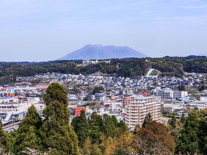 鹿児島県に住む20歳以上の男女を対象に居住満足度調査を行い、「いい部屋ネット 住み続けたい街ランキング2025＜鹿児島県版＞」を発表しました。鹿児島県民が選んだ「住み続けたい街（自治体）」ランキングの2位は「日置市」、では1位は？