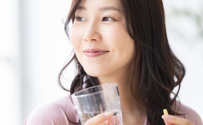 薬を飲んでいるイメージ