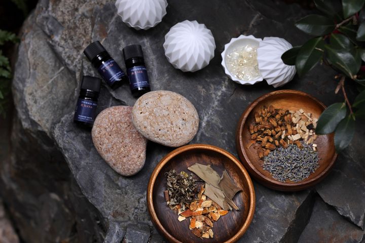 植物の繊細な香りをブレンドした3種のオリジナルアロマ。