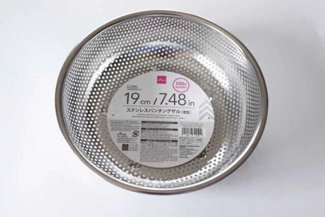 ダイソー ステンレスパンチングザル（浅型、19cm） パッケージ