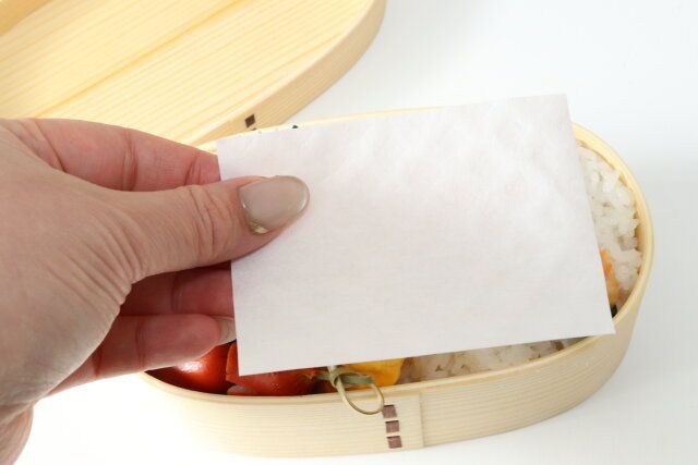 ダイソーの水分や油分を吸収するお弁当シート