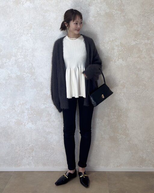 GUペプラムニットプルオーバーと黒スキニーのスタイルアップコーデ