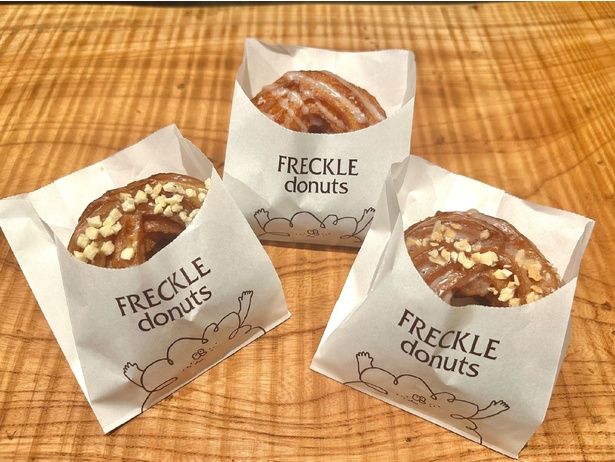 「アップル」(左)、「塩フレクル」(中央)、「フレクルドーナツ」(右)