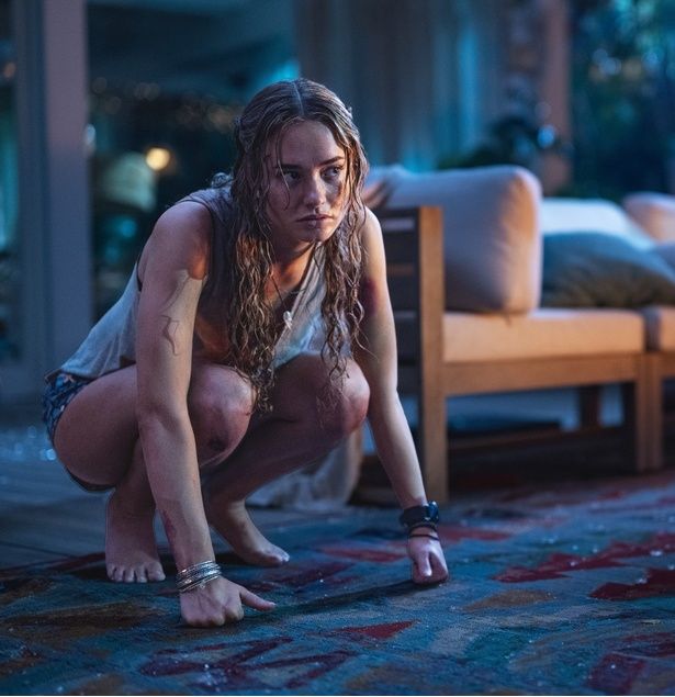 地面にしゃがみこみ、「どうしたの…？」と様子のおかしいベンに懇願するルーシー [c]2025 Paramount Pictures. All Rights Reserved.