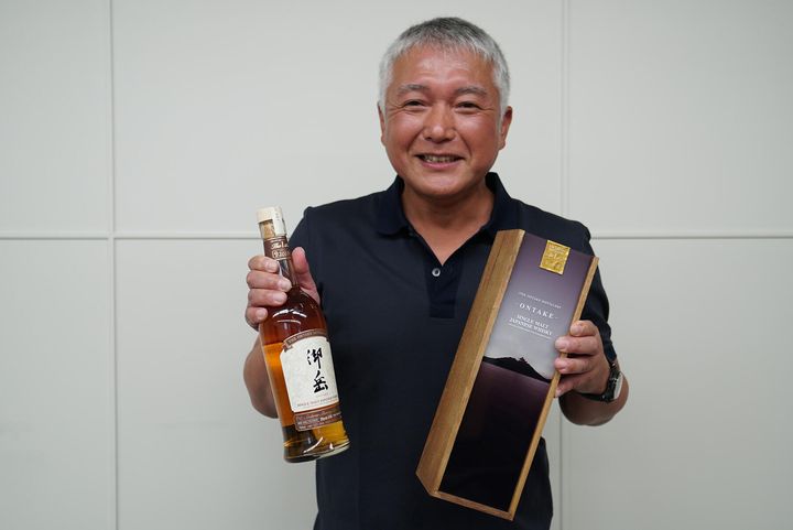 西酒造のシングモルトウイスキー「御岳 ONTAKE」を持つ西さん