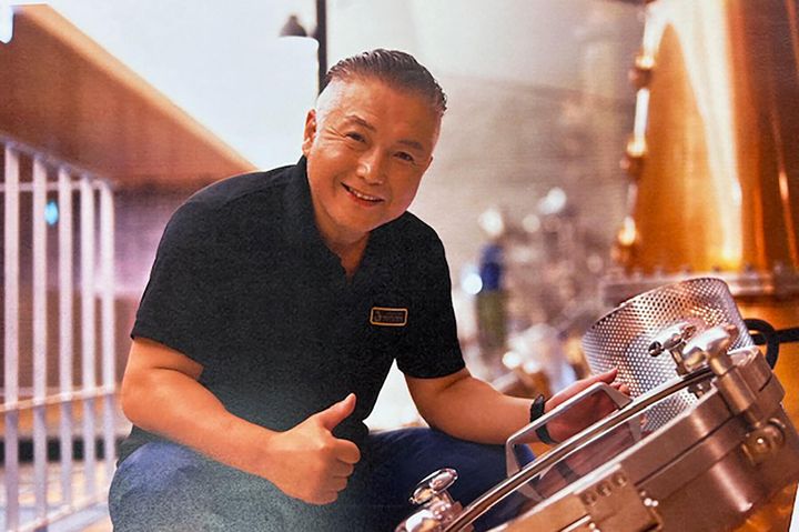 ONTAKE(御岳)蒸留所のポットスチル(銅製の単式蒸留器)の前での西さん