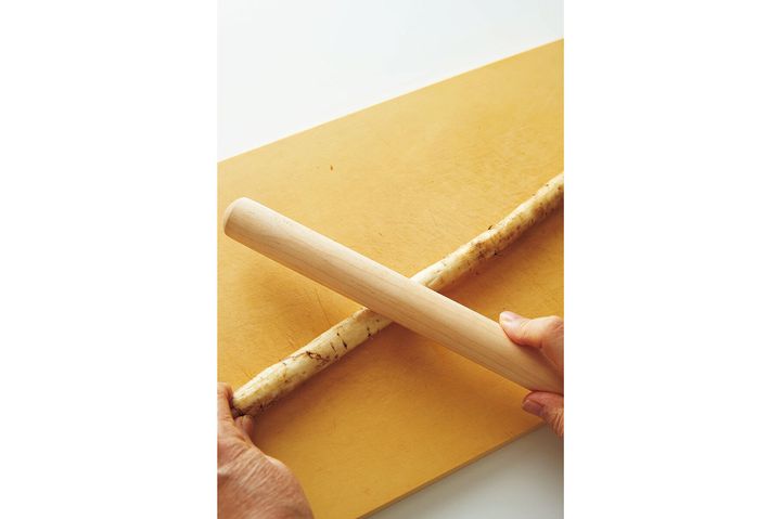 ごぼうをカットする