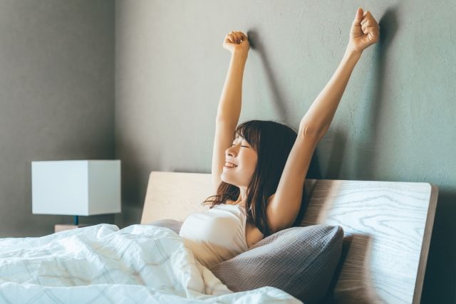 快眠 朝スッキリ目覚める女性