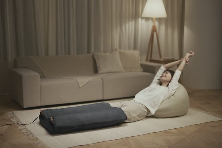 はくだけキュッとリフレを履いてくつろぐ女性 リビング