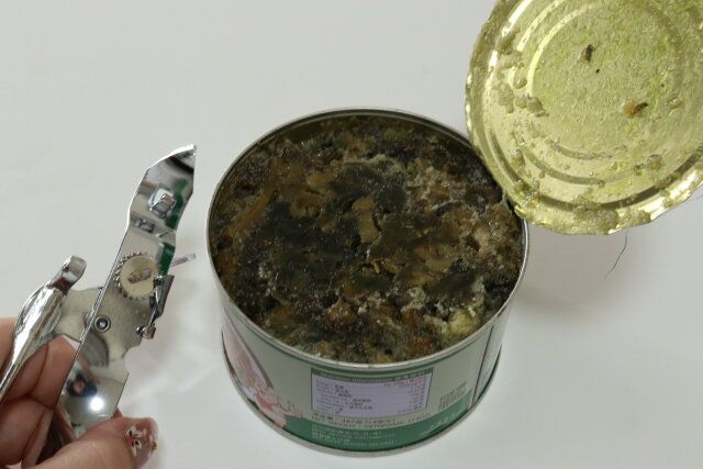 ダイソーの回転式缶オープナーで缶を開ける