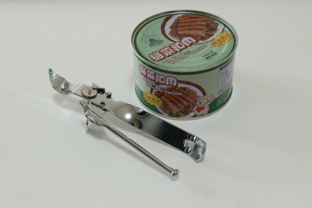 ダイソーの回転式缶オープナーでプルタブのない缶を開ける