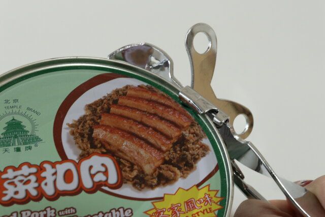ダイソーの回転式缶オープナーを缶に引っ掛ける