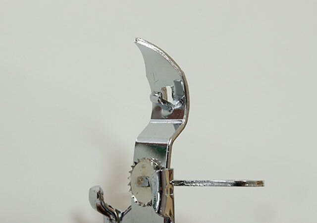 ダイソーの缶穴あけになる回転式缶オープナー