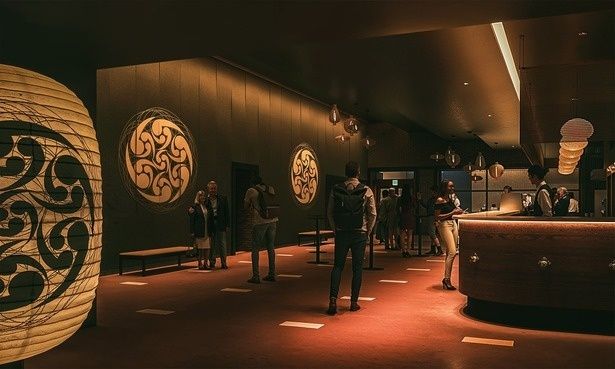 バーカウンターでドリンクやフードが購入できるラウンジ