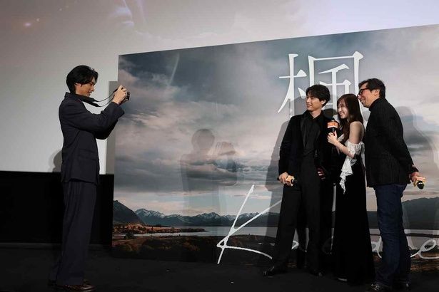 北村岬がカメラマンばりに福士蒼汰、福原遥、行定勲を撮影！ [c]2025 映画『楓』製作委員会