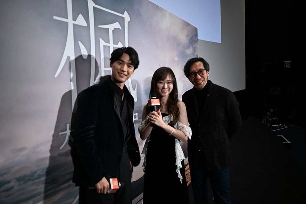 北村岬が撮影した福士蒼汰、福原遥、行定勲の3ショット [c]2025 映画『楓』製作委員会