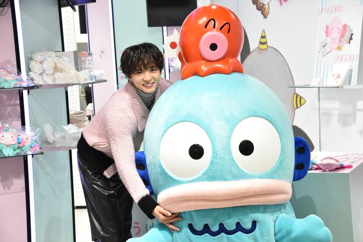 FANTASTICS・佐藤⼤樹、『うぱごろう × ハンギョドン コラボ POP UP』合同取材会に登場 クランクイン！ （C）2025 SANRIO CO.,LTD.APPROVAL NO.L 663890 width=