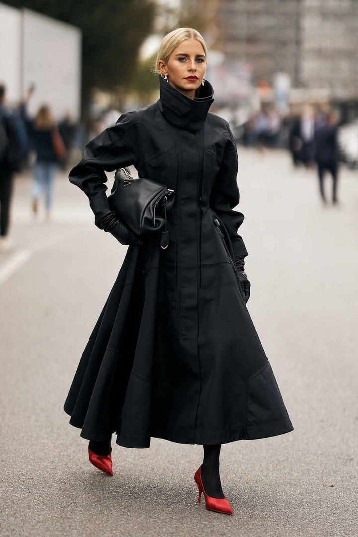 画像: オールブラックのなかでレディな赤が映える