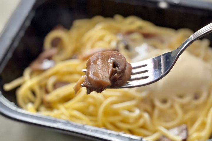 贅沢な味はお店クオリティ！【セブン】きのこ好き要チェックの冷凍パスタ