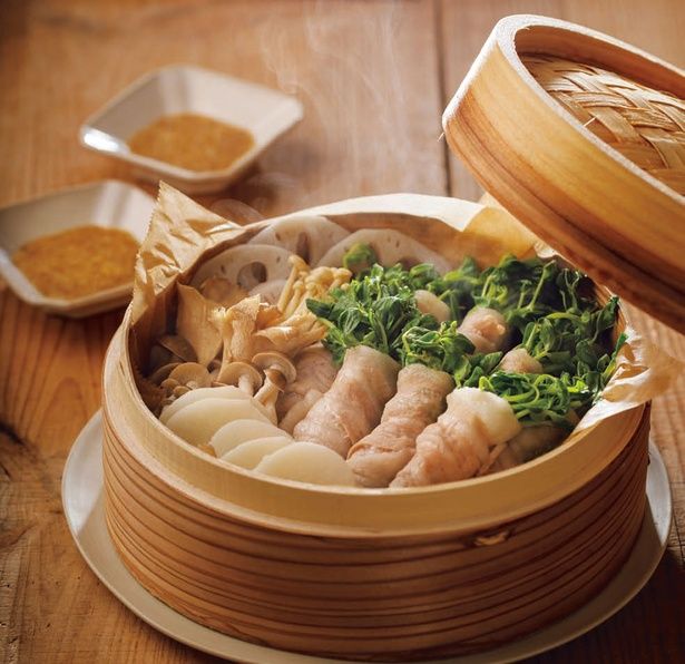 豆苗を豚肉で巻き巻き！ 時短でサッと作れる「いつものせいろ蒸し」 （C）らむ／ワニブックス