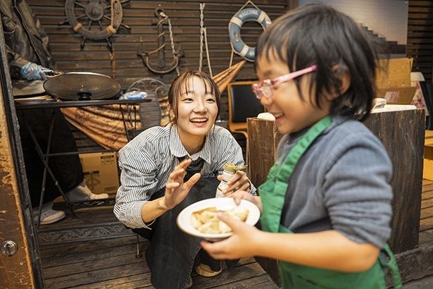 筑波大生が焼いた餃子をもらって、うれしそう！