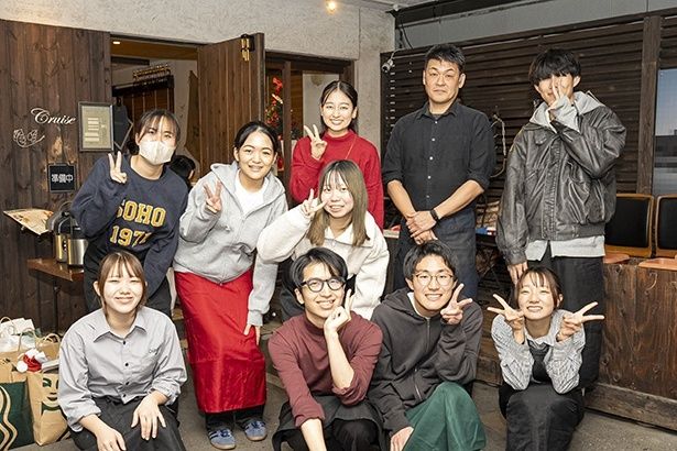 前段右から3番目が濱田さん。上段右から2番目のオーナー・渡辺さんは、学生たちの自主性を尊重しながら一緒に活動している