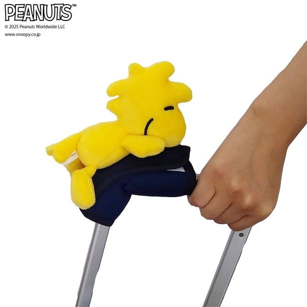 スーツケースの持ち手に取り付ければ、旅の目印にも。面ファスナーで簡単装着