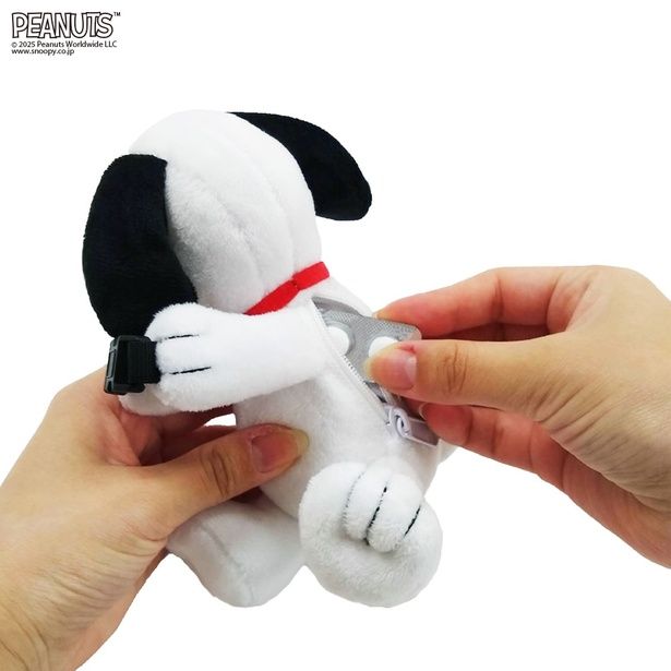 背中のファスナーを開けると小物収納スペースが。ワイヤレスイヤホンやリップなどにぴったりのサイズ