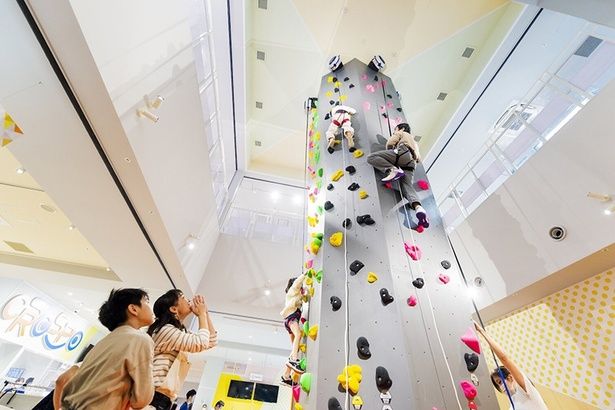 大きなボルダリングウォールには一面のアートが描かれている 画像提供：CROSPO(クロスポ)八王子店