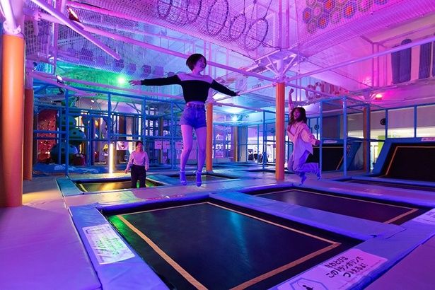 「ナイトトンデミ」では、イルミネーションの中でアスレチック 画像提供：バンダイナムコアミューズメント