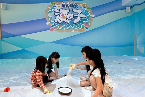 屋内にある砂浜で新感覚の海辺遊びができる「屋内砂浜 海の子」 画像提供：あそびパークPLUS ラゾーナ川崎店