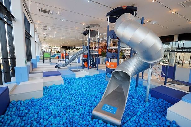 「スカイ・ハイウェイ」はハイウェイ(高速道路)を駆け抜けるように上下左右ダイナミックに移動するあそび場 画像提供：ASOBooN(アソブーン)