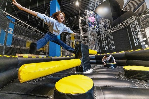 「Jump×Jump」で回転する障害物に挑戦 画像提供：バンダイナムコアミューズメント