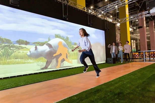 「ニゲキル」で猛獣から逃げるスリル満点の瞬間 画像提供：バンダイナムコアミューズメント