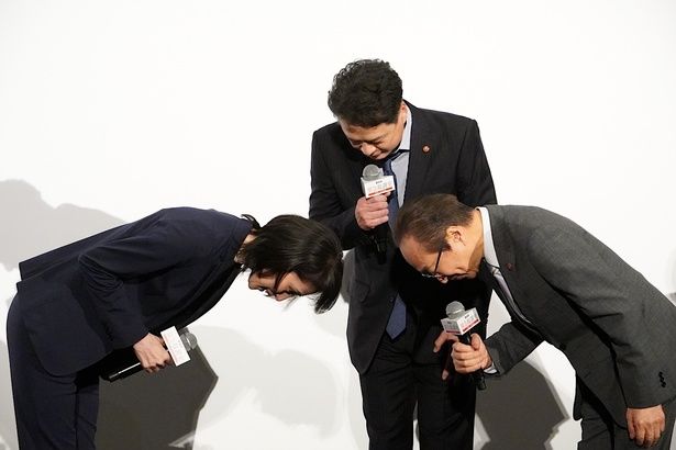 感謝を込め、天海祐希に深々とお辞儀をした