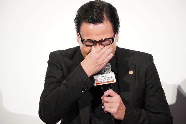 鈴木浩介は、大粒の涙を流した