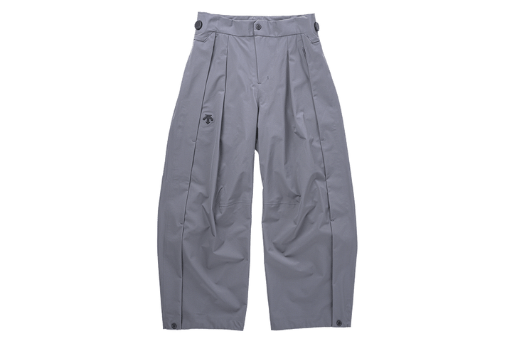 〈デサント オルテライン〉のハードシェルパンツ