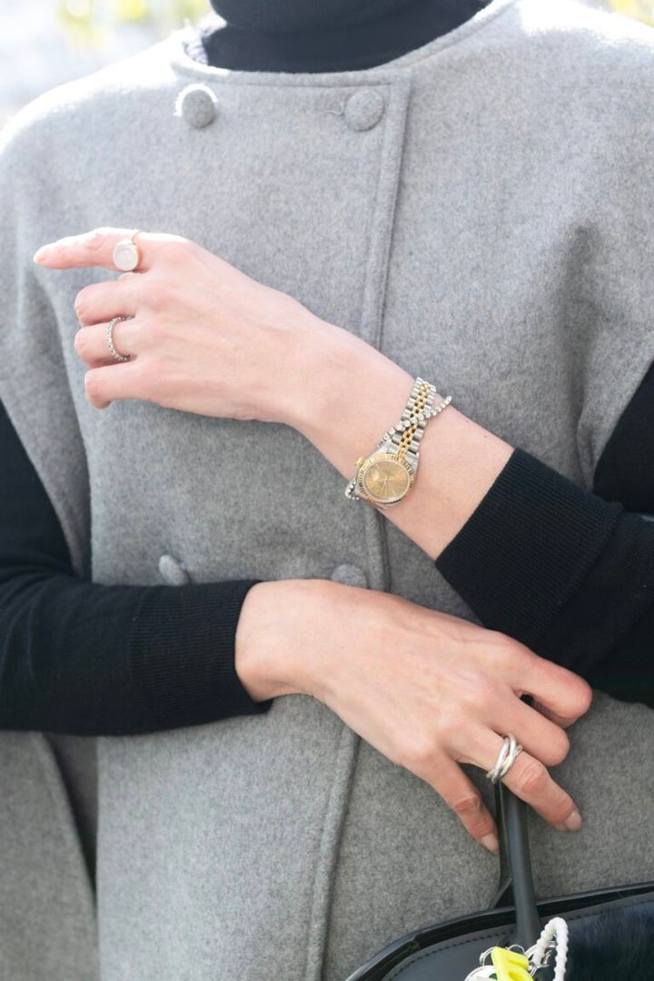 グレーや黒にはシルバー系ジュエリーでモダンな手元に