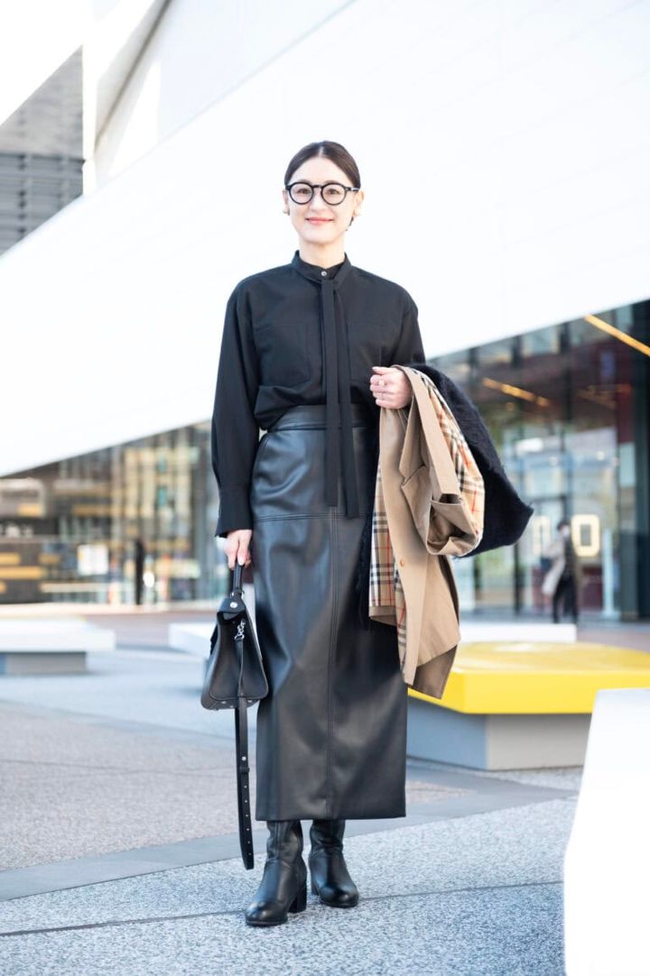 ボウタイ×レザースカートの気品漂うIラインシルエット