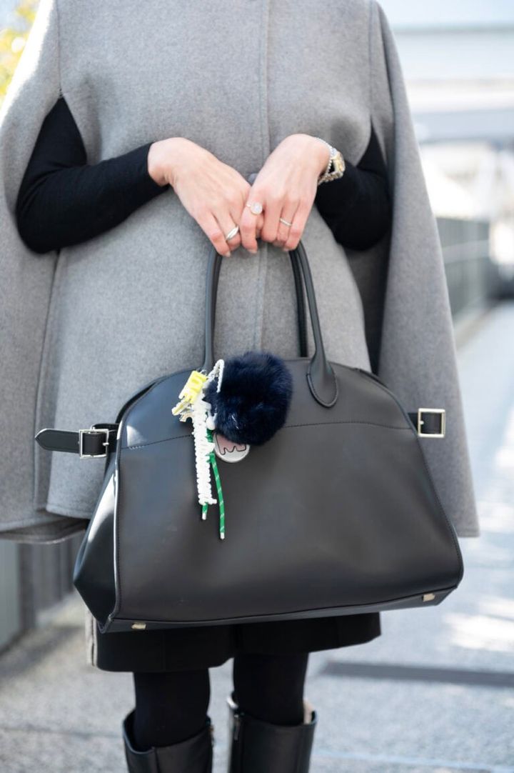 旬のバッグチャームはイニシャルにこだわって