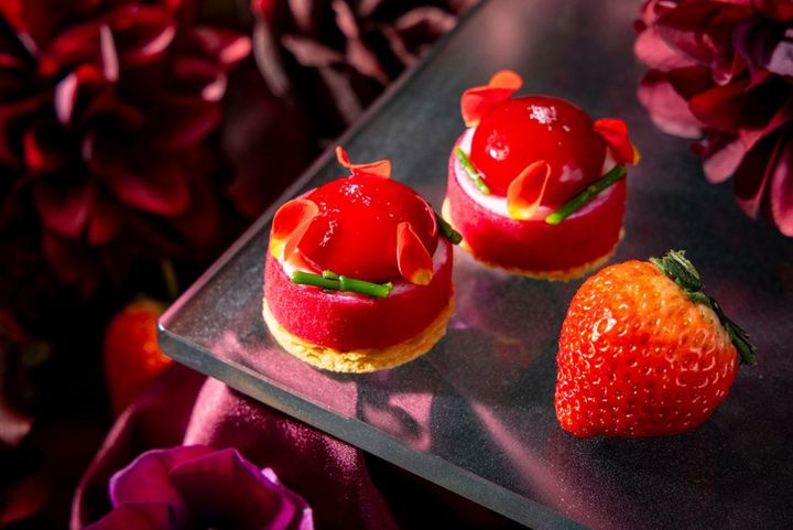 帆立のムースとココナッツカレーのボンボン バラを添えて