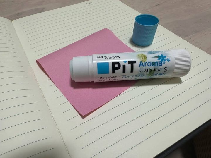 DAISO(ダイソー)：スティック糊ハイパワーフローラル