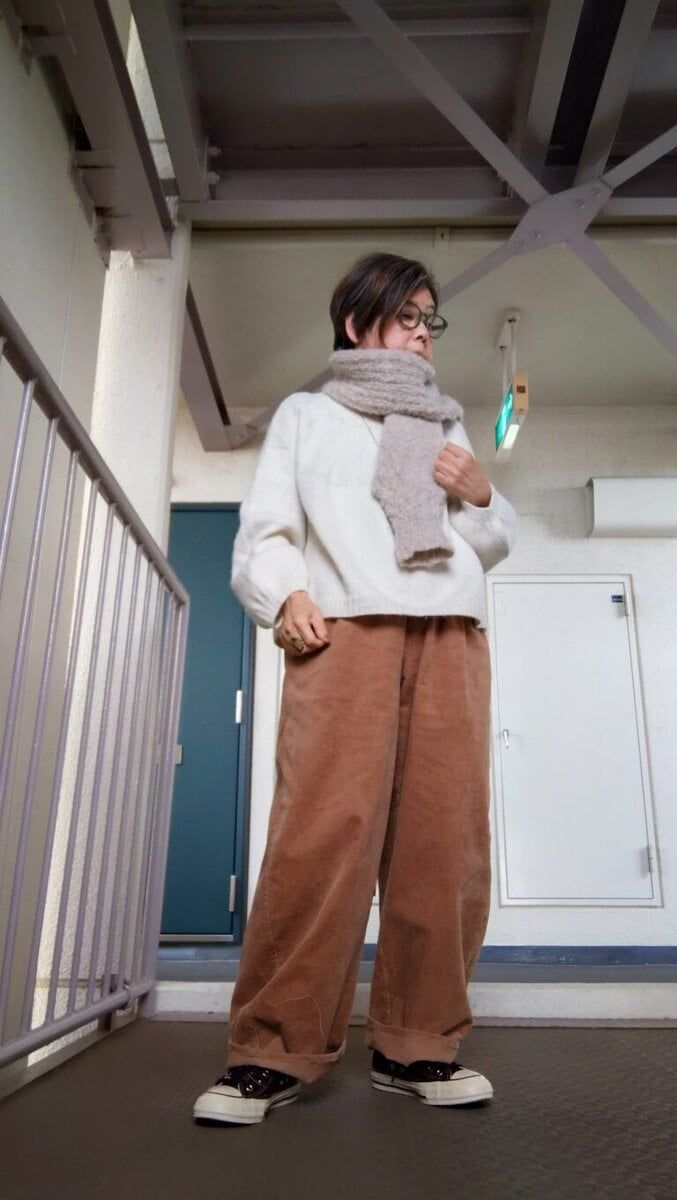 礒部さん_コーデュロイバレルレッグイージーパンツ2