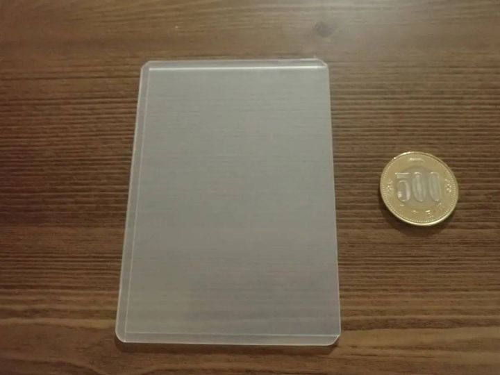 DAISO(ダイソー)：硬質カードケース(UV90%カット、横型、B8サイズ、3枚)