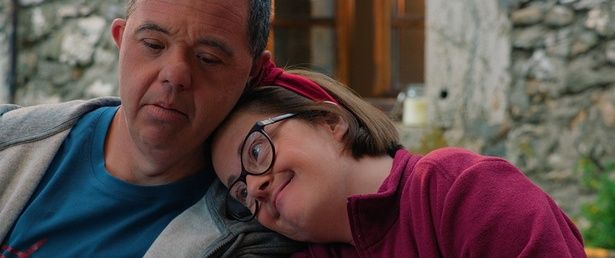 アルノー役のアルノー・トゥパンスは実際にタトゥーを入れるほどのダリダファン [c]2024 CINE NOMINE - M6 FILMS - AUVERGNE-RHÔNE-ALPES CINEMA – SAME PLAYER- KABO FILMS -ECHO STUDIO - BNP PARIBAS PICTURES - IMPACT FILM